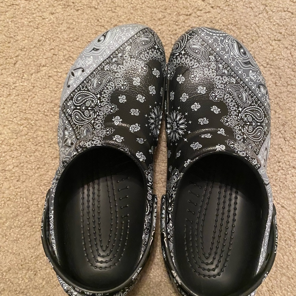 Men’s Crocs Bistro Graphic Slip Resistant Clog Black/White Bandana